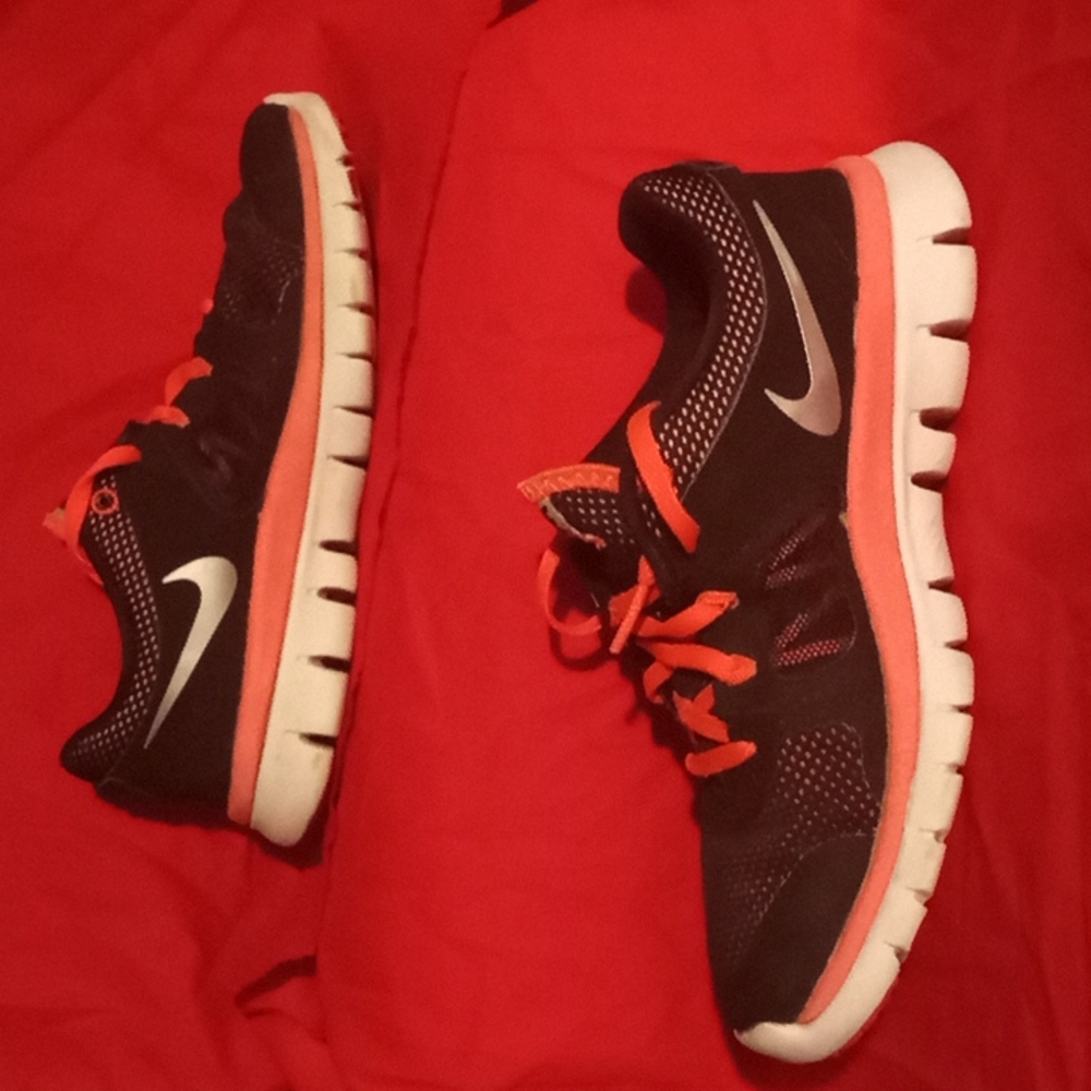 Pink and black Nike Flex trainers 5